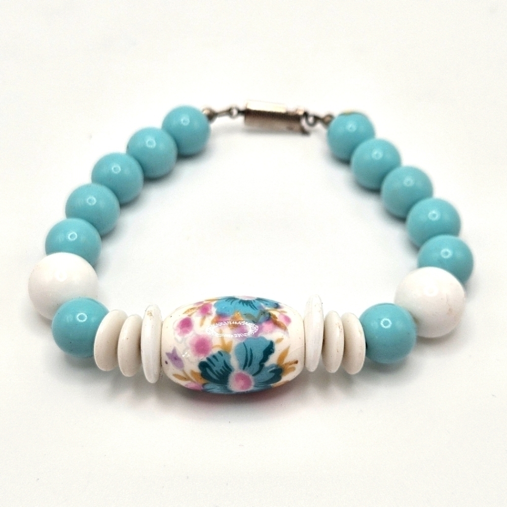 VINTAGE Plastic Floral Beaded Blue and White Bracelet Box Clasp